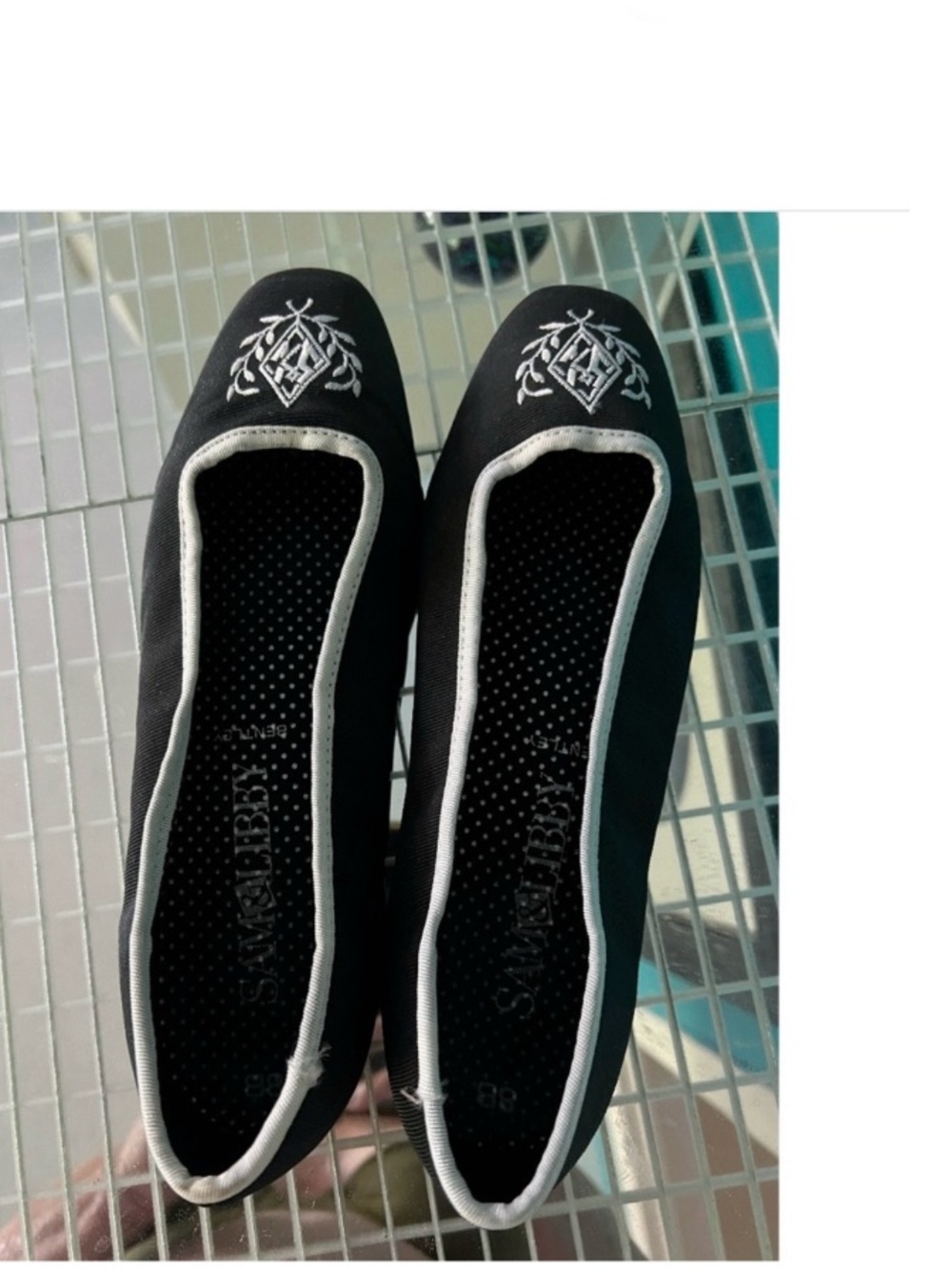 Light Ballet flat shoes - Black with a white crest/insignia-made w/fabric